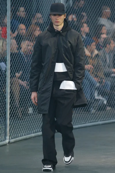 Look 16